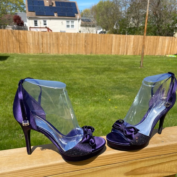 Gianni Bini Plush Purple Heels size 9M has a 4 inches heel w/ 1/2 inch platform - Picture 1 of 4